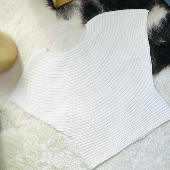 UNIQLO women’s 3D knitted top - Picture 2 of 4